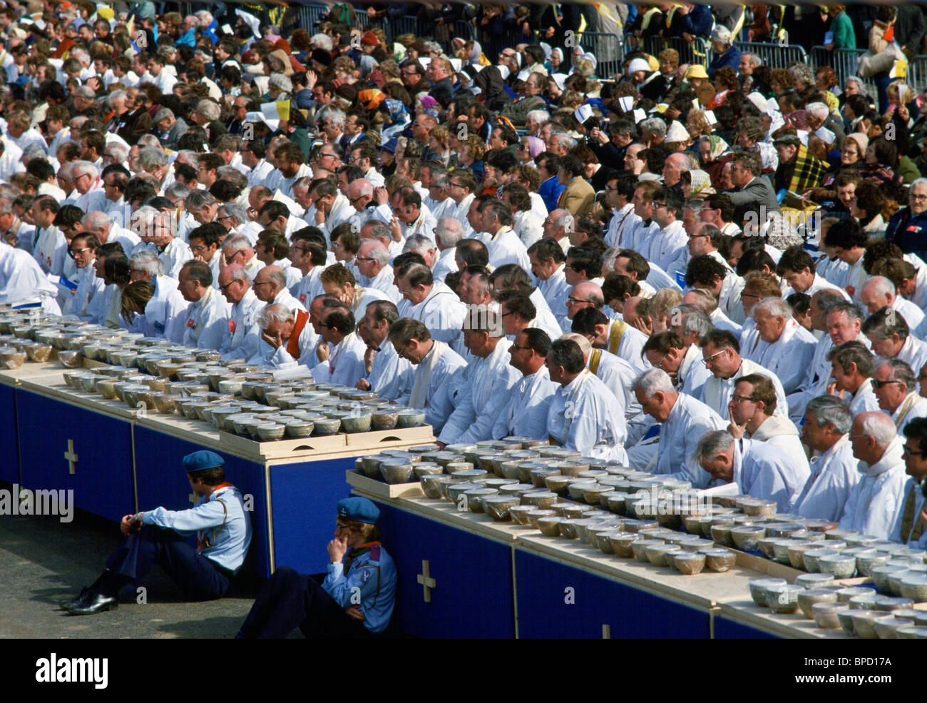 Papst John Paul II Besuch in Irland - Priester bereit zu geben, Heilige Kommunion während der Messe in Knock, Irland Stockfoto