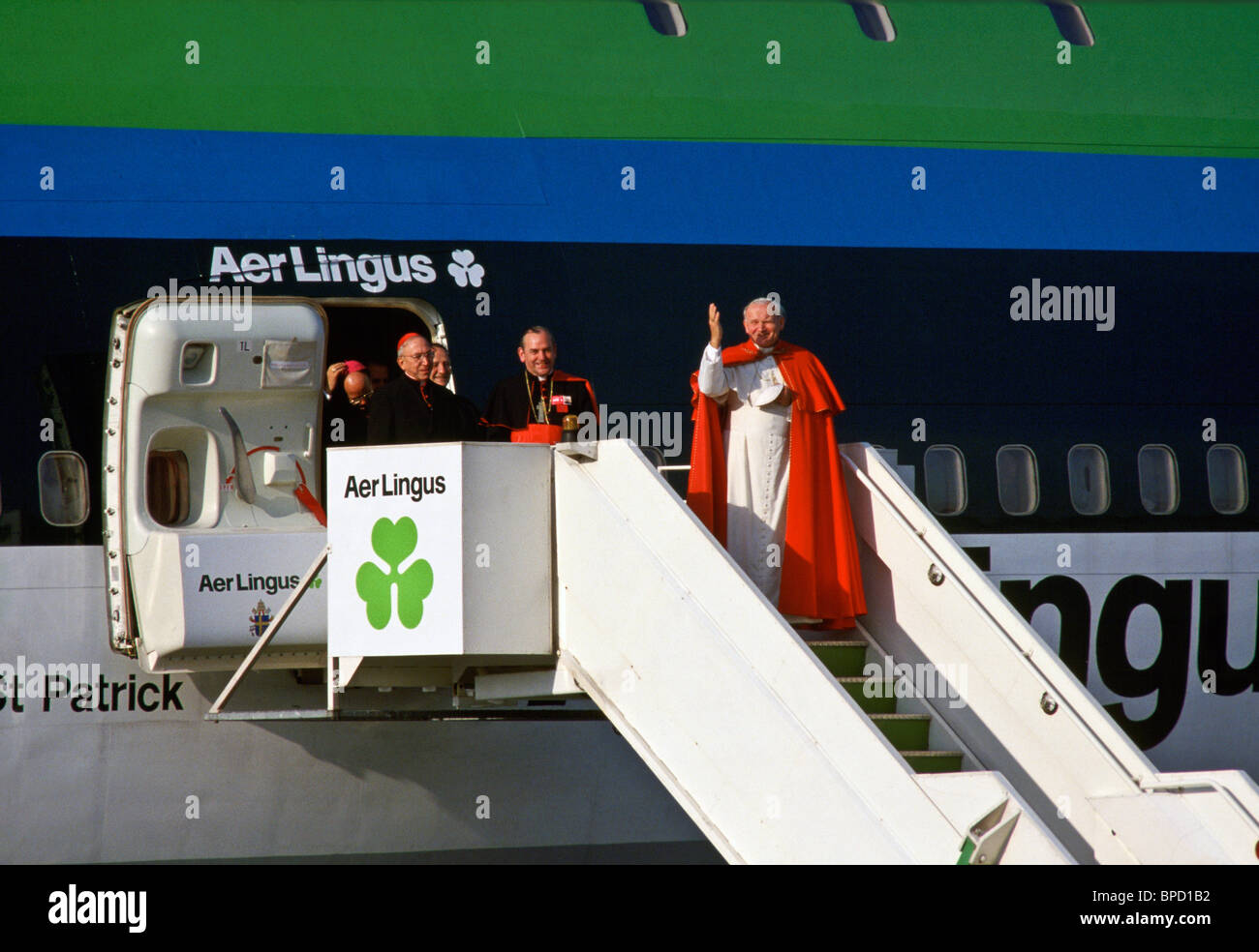 Papst Johannes Paul II Wellen wie He Boards Aer Lingus Flug am Flughafen Shannon nach seinem Besuch in Irland Stockfoto