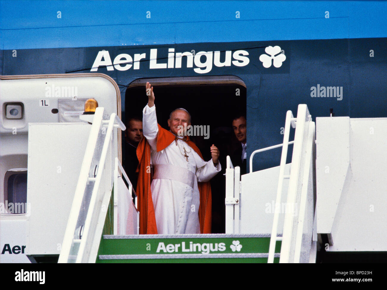 Papst Johannes Paul II Wellen wie He Boards Aer Lingus Flug am Flughafen Shannon nach seinem Besuch in Irland Stockfoto