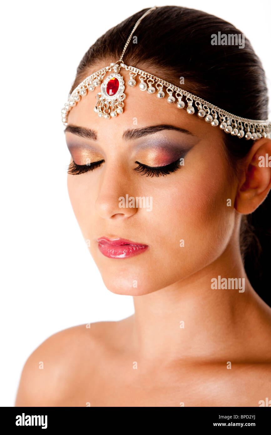 Gesicht einer nahöstlichen Frau mit arabischen Stil Make-up und Kopf Schmuck, in der Regel durch indische Bauchtänzerinnen, isoliert verwendet. Stockfoto