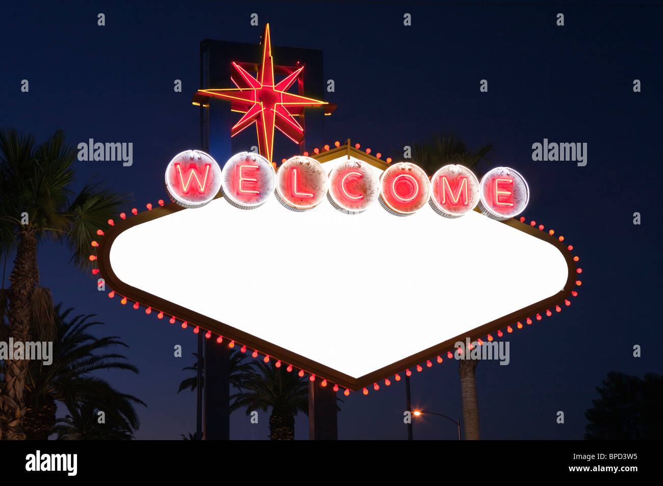 Leere Las Vegas Schild mit Palmen in der Nacht. Oberleitungen wurden entfernt. Stockfoto