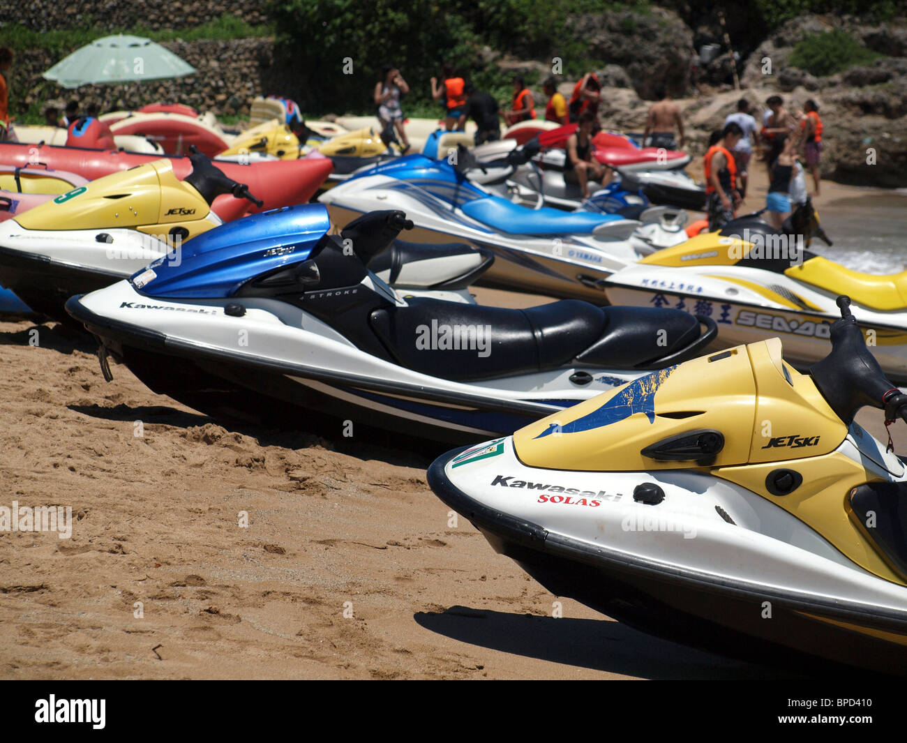 Jet Ski und Wassermotorräder sind an einem Strand in Kenting in Südtaiwan geparkt. Stockfoto