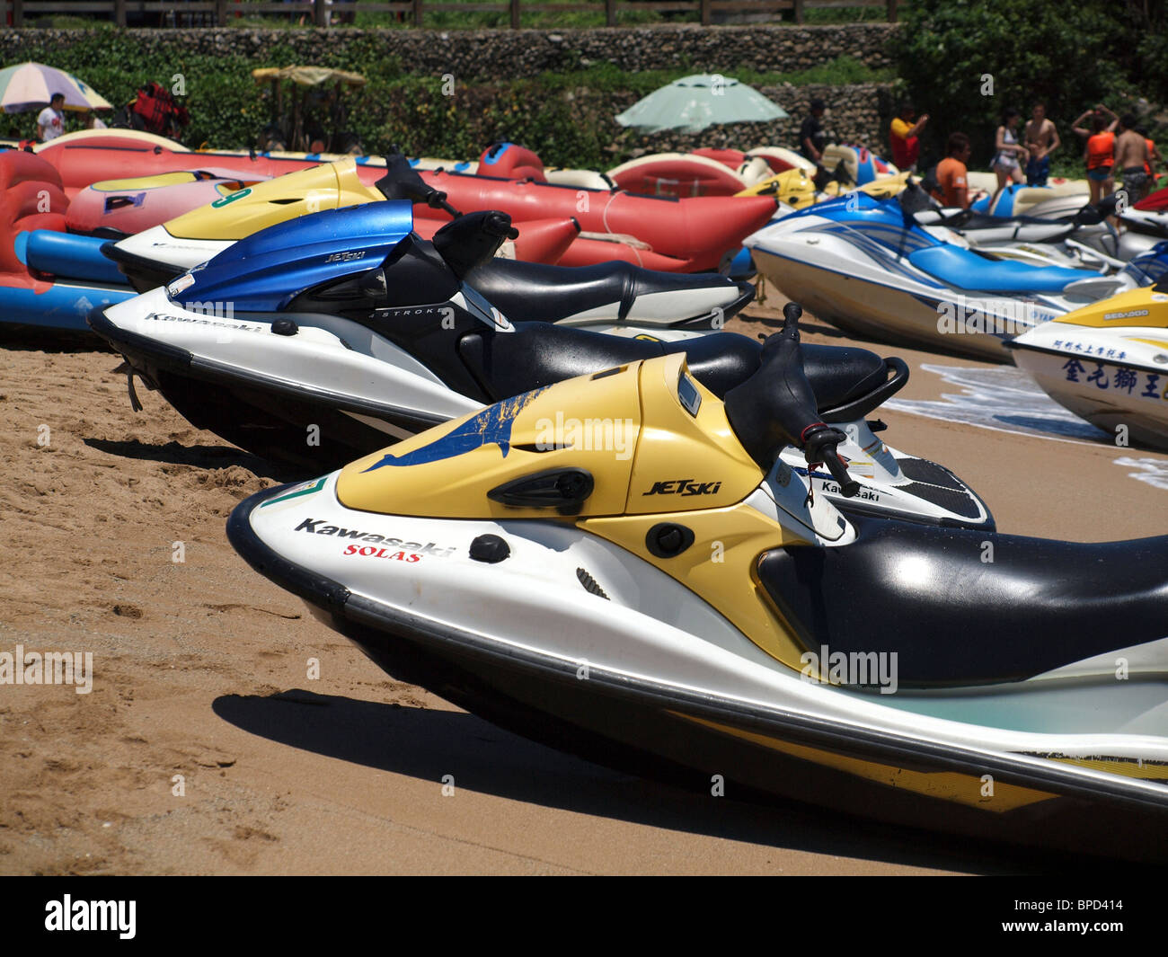 Jet Ski und Wassermotorräder sind an einem Strand in Kenting in Südtaiwan geparkt. Stockfoto