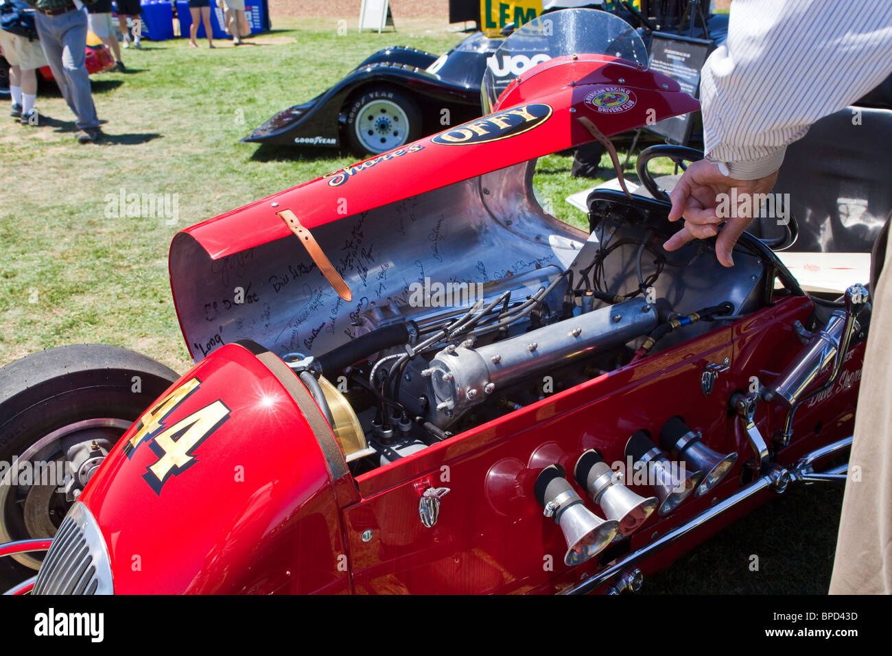 1946 Kurtis Zwerg mit einem 1974 Schatten CanAm Rennfahrer im Hintergrund Stockfoto
