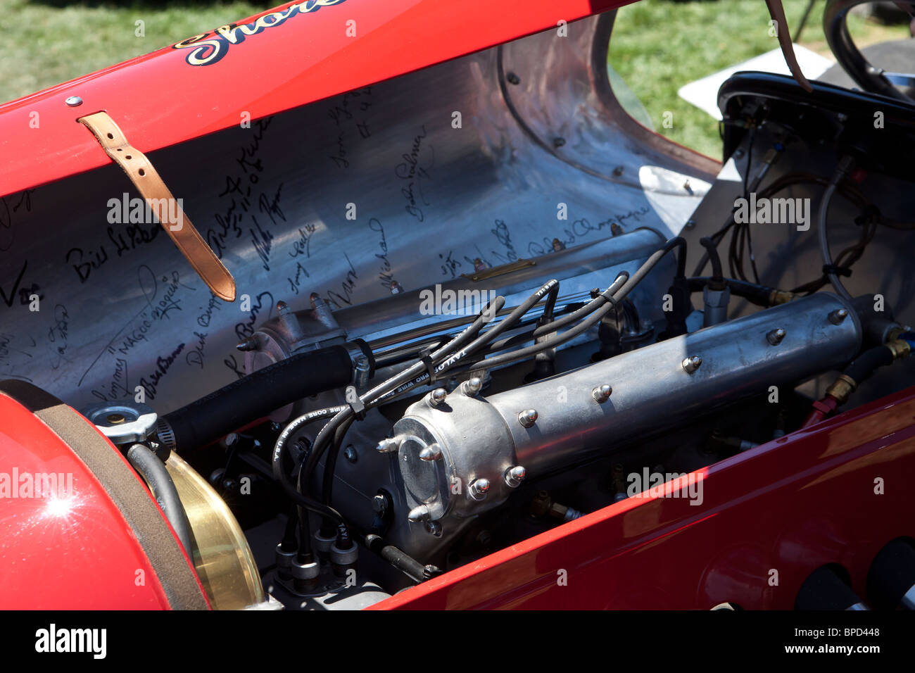 1946 Kurtis Zwerg mit einem 1974 Schatten CanAm Rennfahrer im Hintergrund Stockfoto