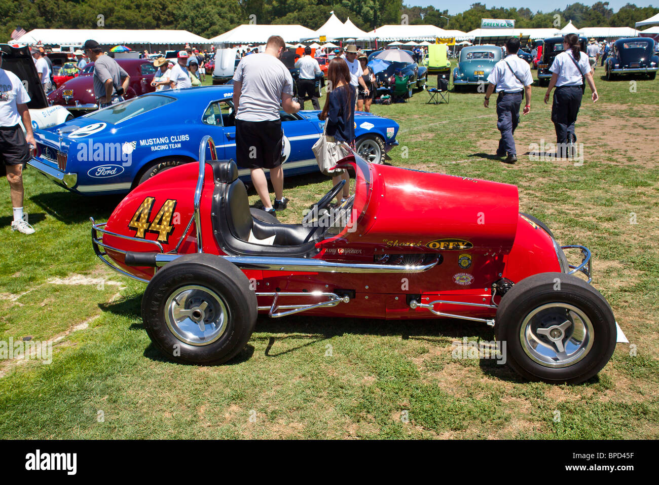 1946 Kurtis Zwerg mit einem 1974 Schatten CanAm Rennfahrer im Hintergrund Stockfoto