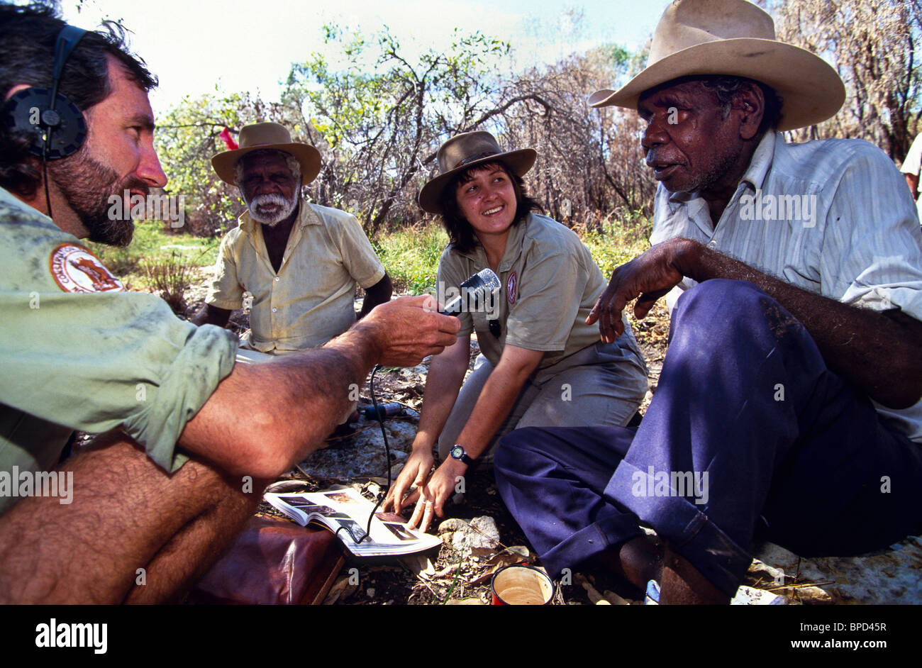 Ethnobotaniker interviewen Aborigines, Australien Stockfoto