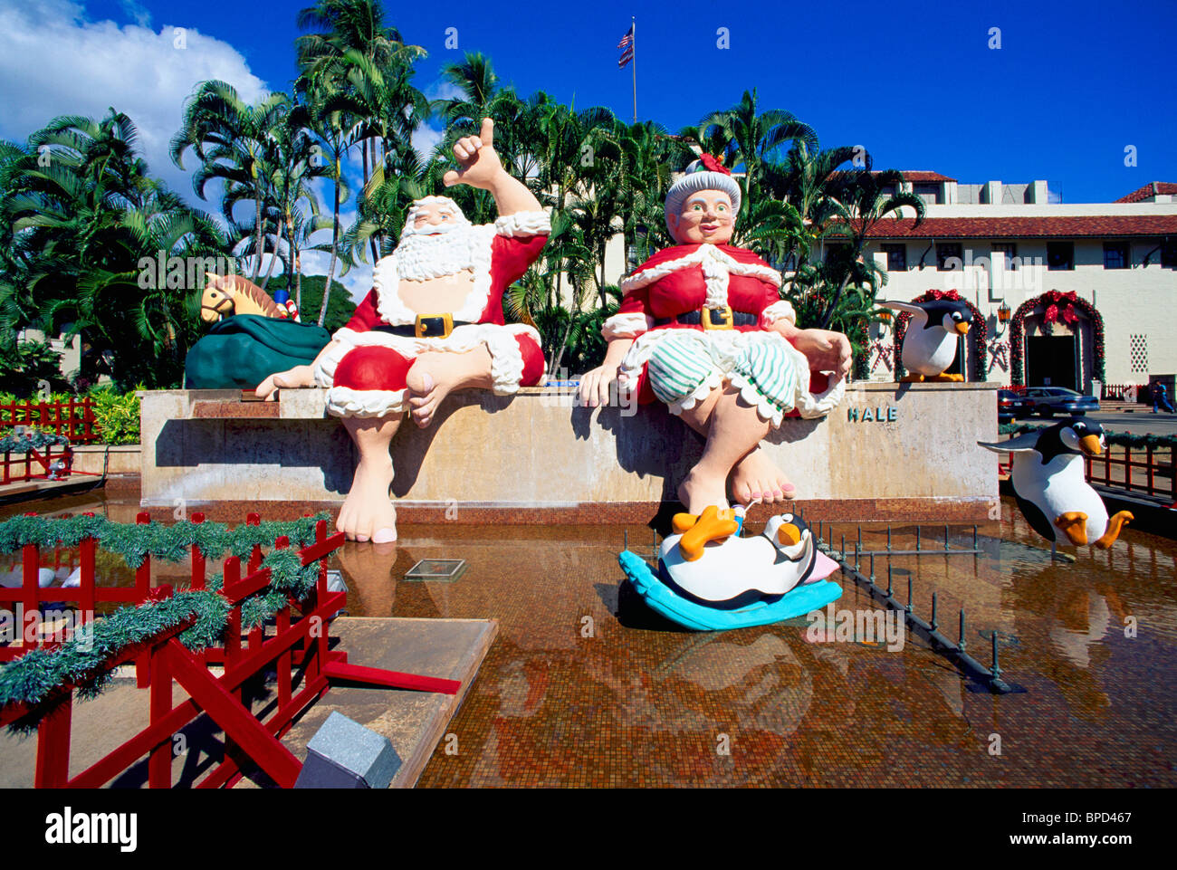 Hawaii-Weihnachten, Weihnachtsmann und Frau Claus Dekorationen, Honolulu Hale (Rathaus ...