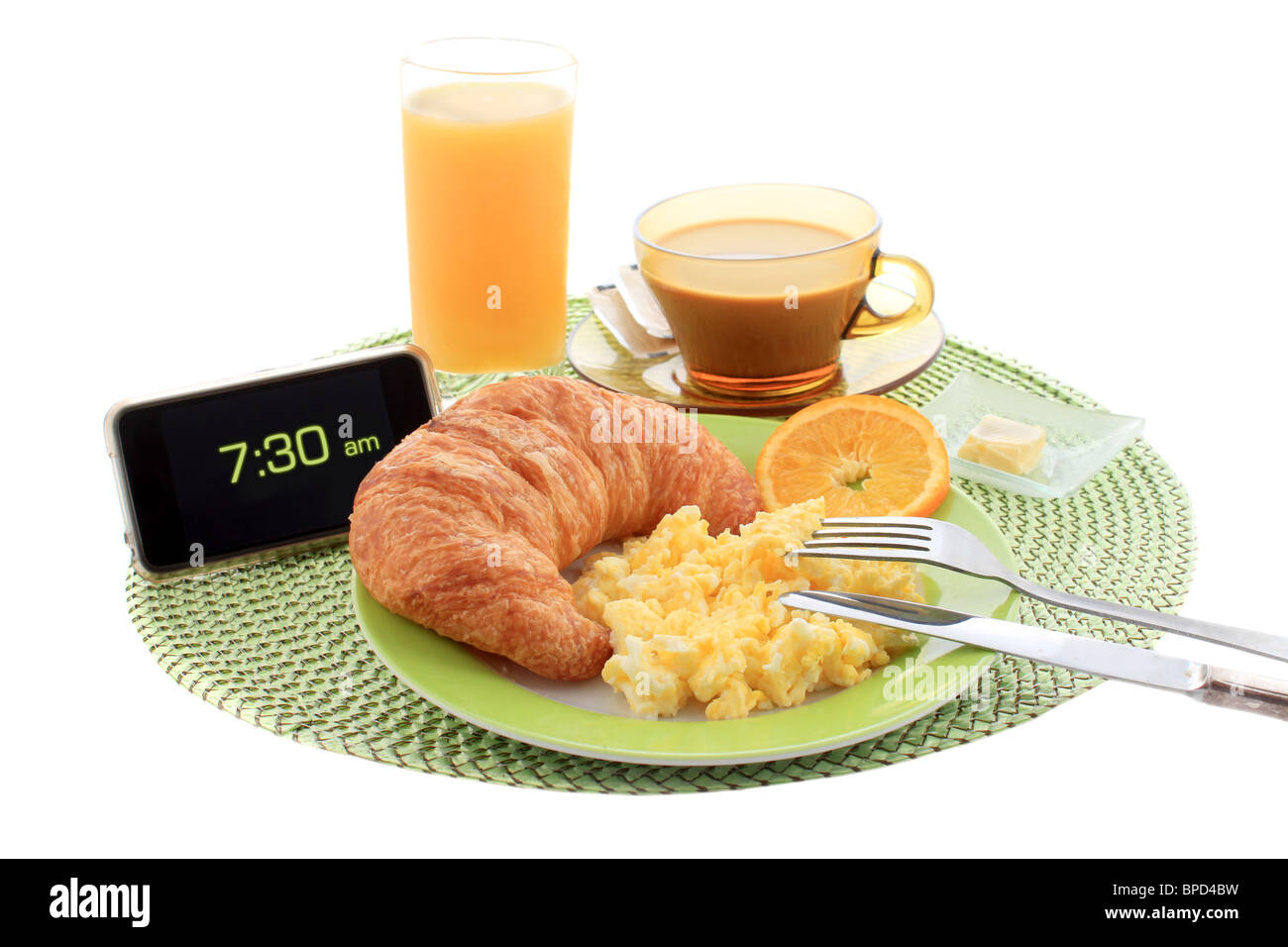 Continental hotel Frühstück mit Rührei, Croissants, Kaffee, Orangensaft und Wecker angezeigt am frühen Morgen Stockfoto