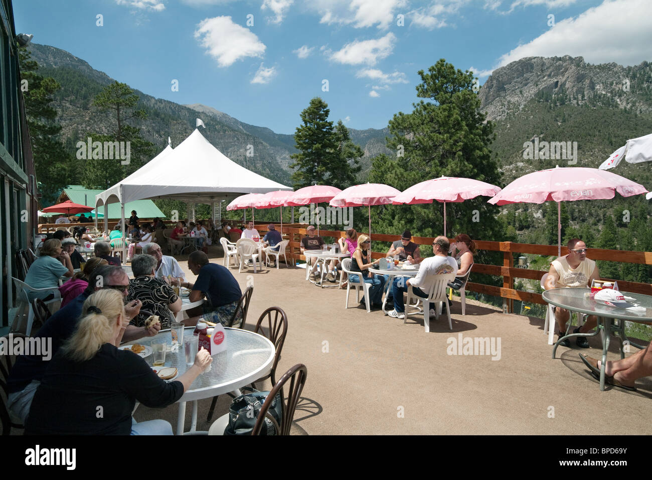 Menschen Essen und trinken am Mount Charleston Lodge, Mt-Charleston, in der Nähe von Las Vegas, Nevada, USA Stockfoto