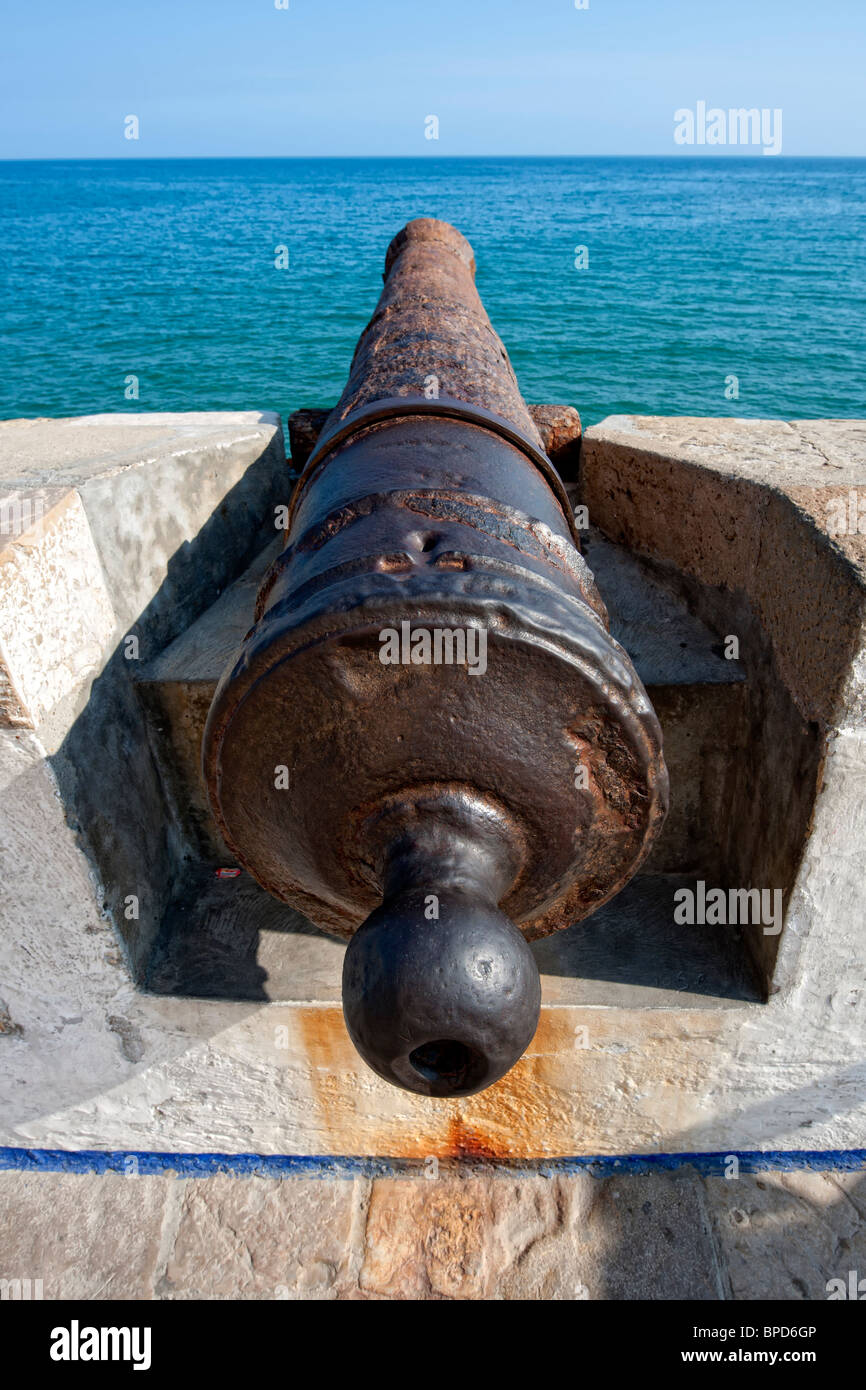 Riesige Kanone setzen in die Wand mit Blick auf das Mittelmeer bei Sitges (in der Nähe von Barcelona) in Spanien Stockfoto