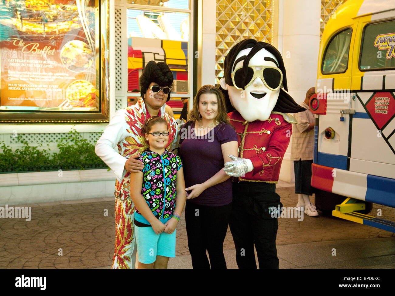 Eine Mutter und Tochter posieren mit Elvis und Michael Jackson Imitatoren, Fremont Street, Las Vegas, Nevada, USA Stockfoto