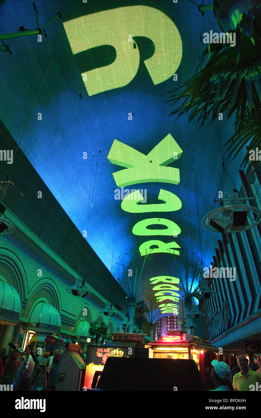 Menschen genießen das Licht zeigen auf dem Dach, Fremont Street, Downtown Las Vegas, Nevada Stockfoto