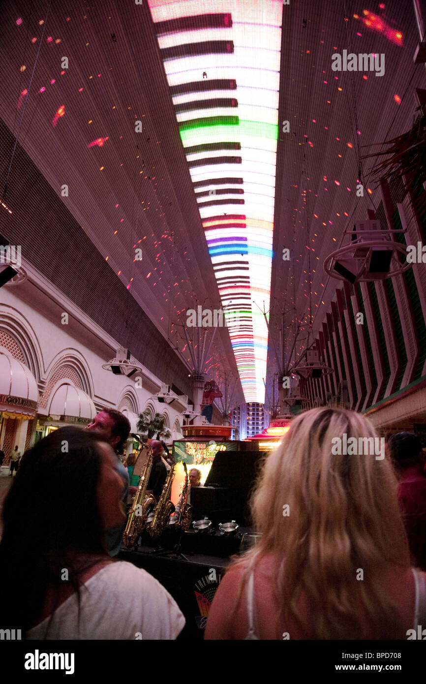 Menschen genießen das Licht zeigen auf dem Dach, Fremont Street, Downtown Las Vegas, Nevada Stockfoto