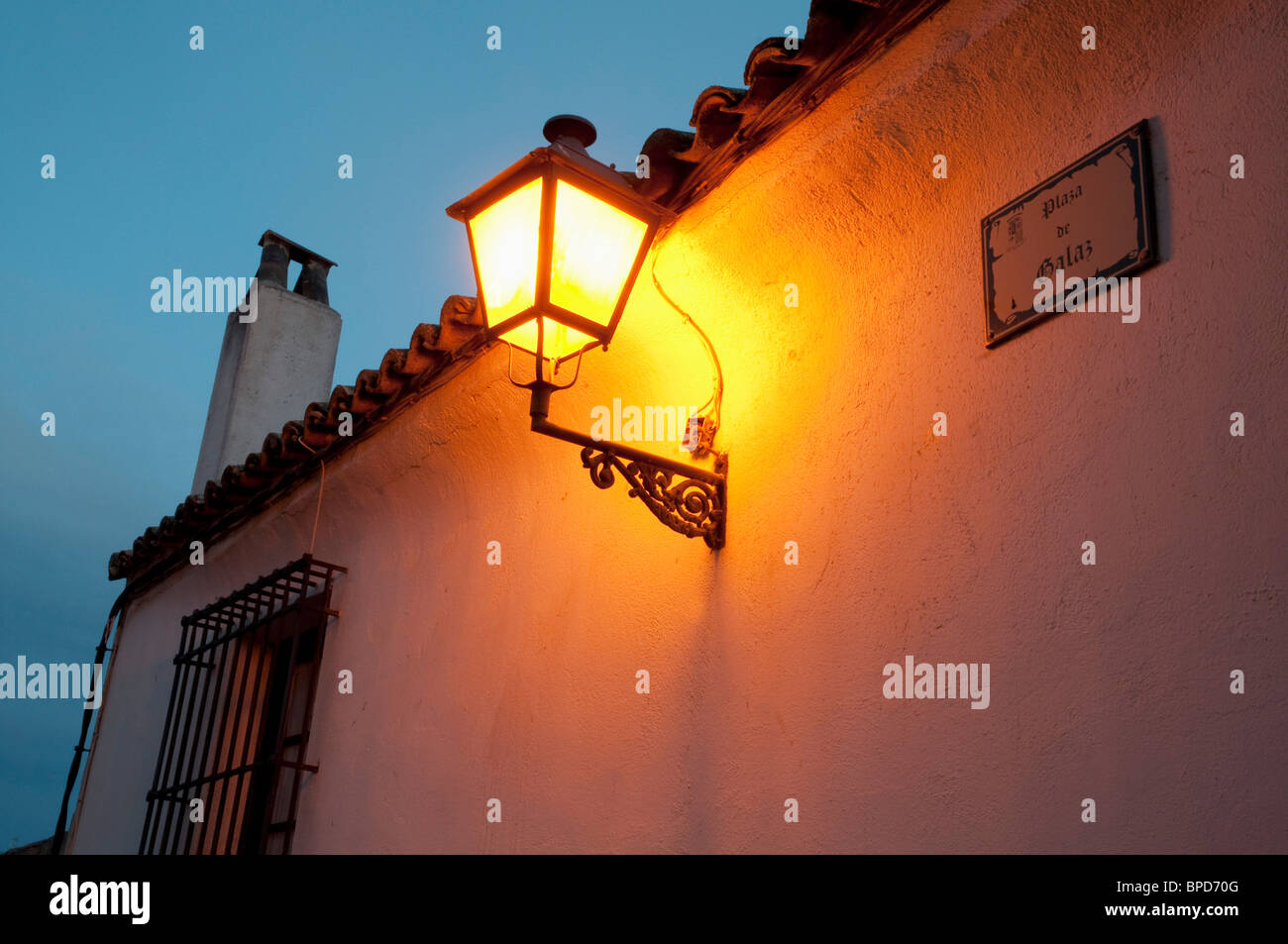 Straßenlaterne in der Nacht. Chinchon, Provinz Madrid, Spanien. Stockfoto