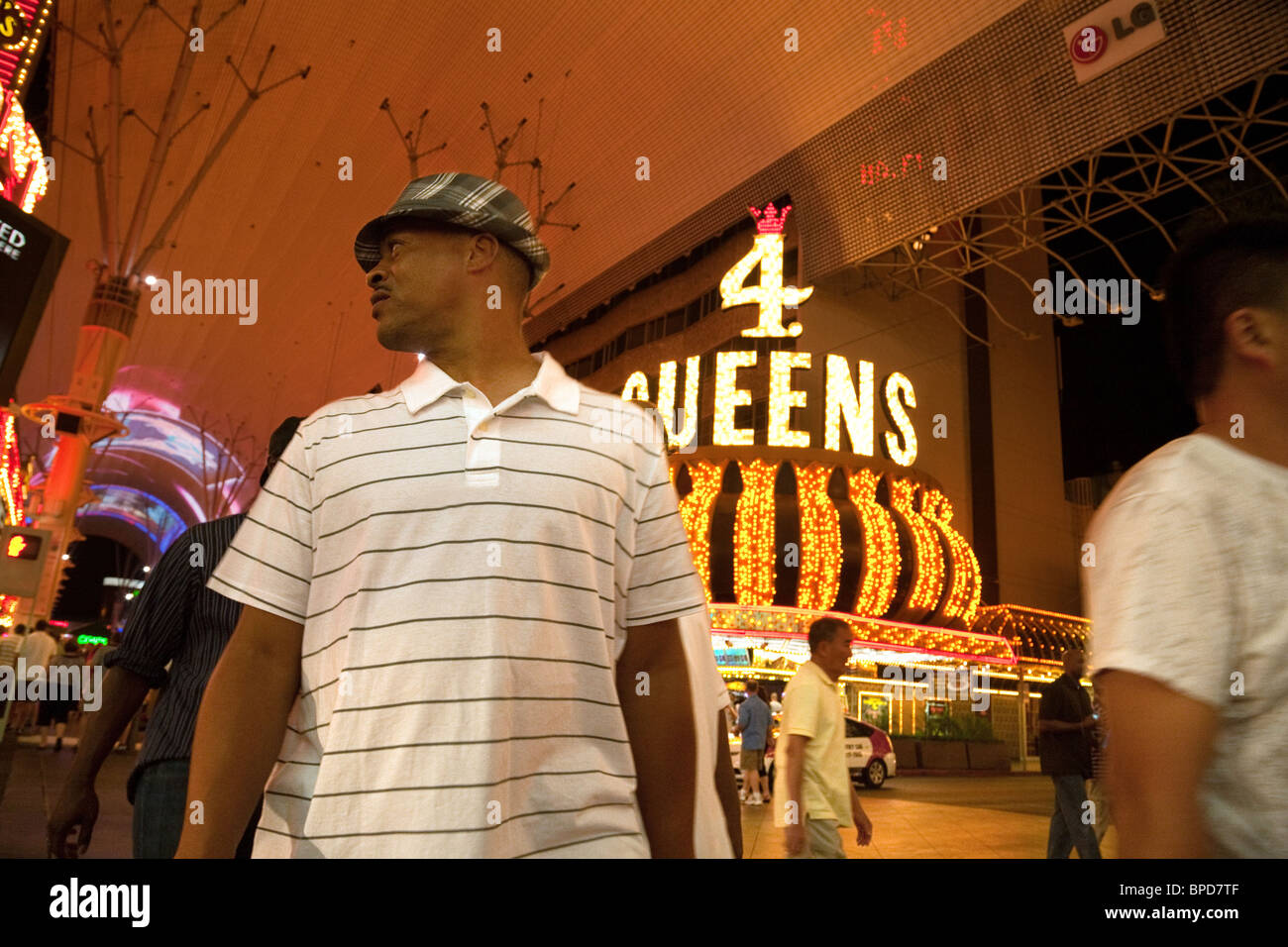 Menschen genießen das Nachtleben von Las Vegas Innenstadt auf der Fremont Street, Las Vegas, Nevada, USA Stockfoto