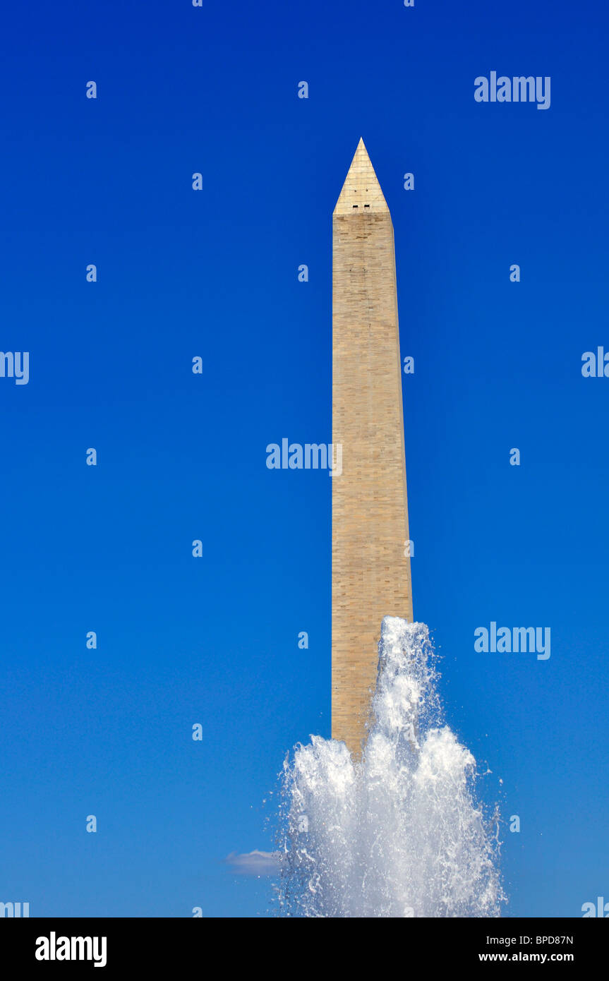 Blick auf Washington Monument aus der National World War II Memorial, die enthält seinen Brunnen, Washington DC, USA Stockfoto