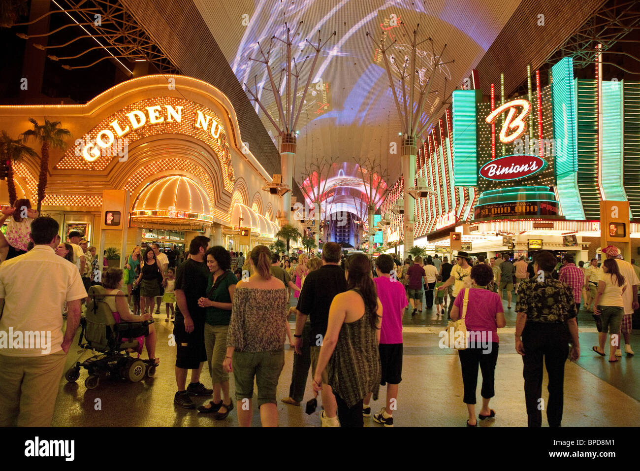 Menschen genießen das Nachtleben von Las Vegas Innenstadt auf der Fremont Street, Las Vegas, Nevada, USA Stockfoto