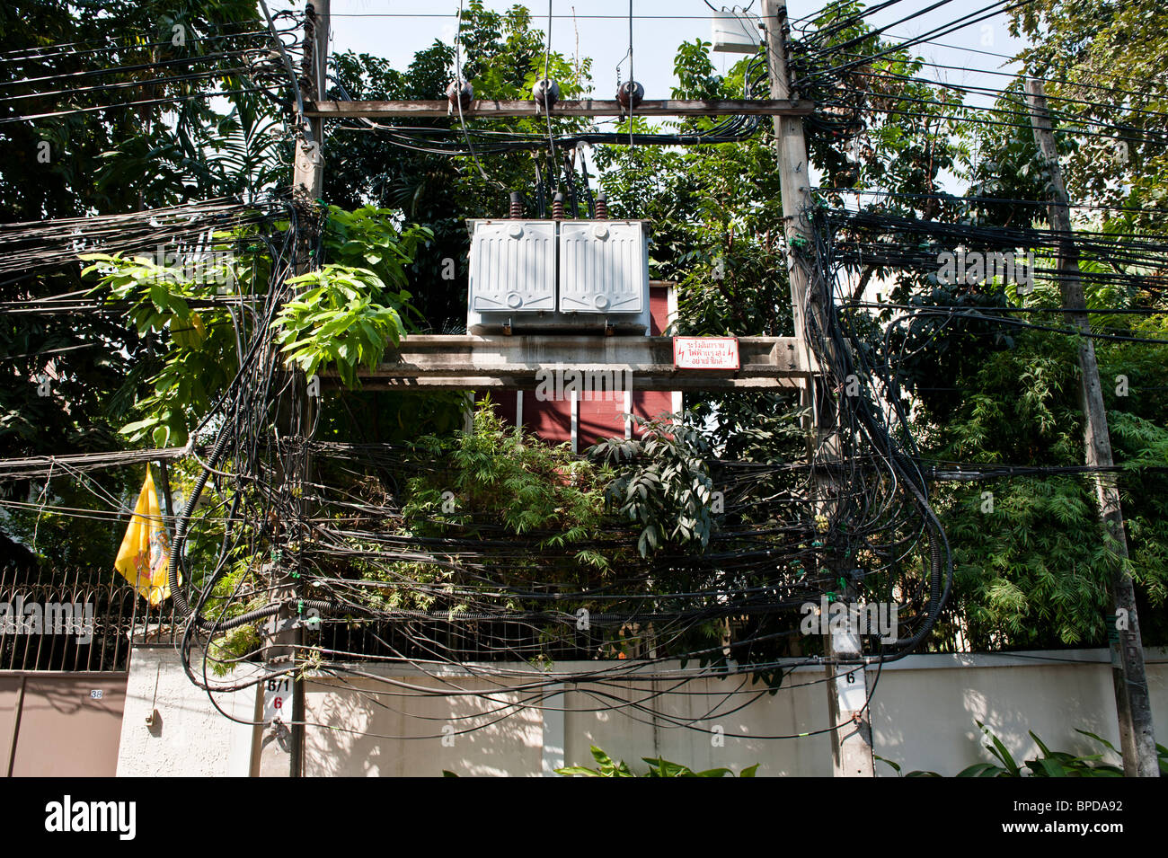 Chaotischen Verkabelung Lage entlang Soi Tonson im Zentrum von Bangkok. Stockfoto