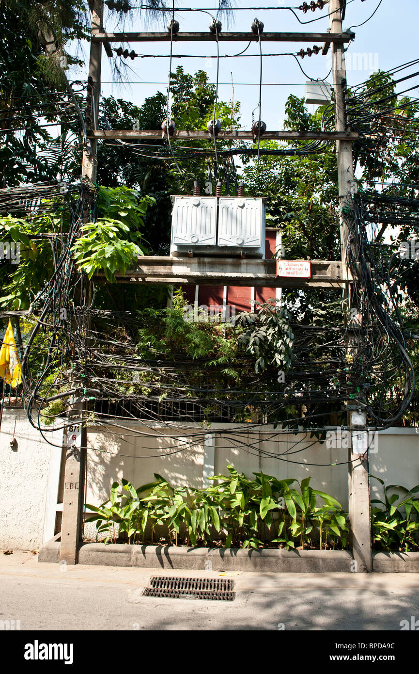 Chaotischen Verkabelung Lage entlang Soi Tonson im Zentrum von Bangkok. Stockfoto