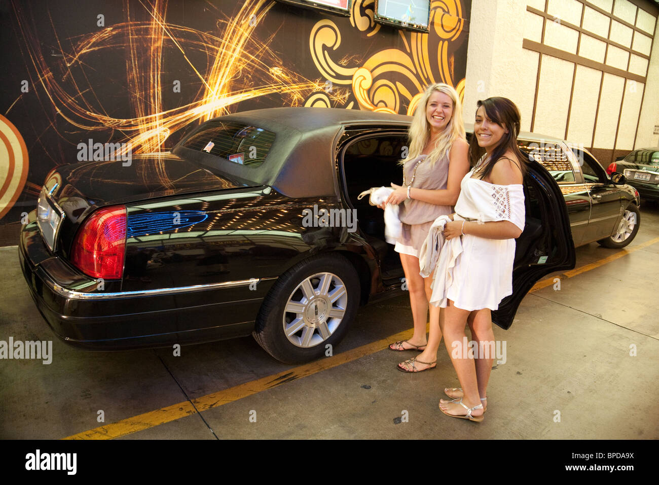 Zwei Mädchen im Teenageralter immer in einer Stretch-Limousine im Imperial Palace Hotel, Las Vegas, Nevada, USA Stockfoto