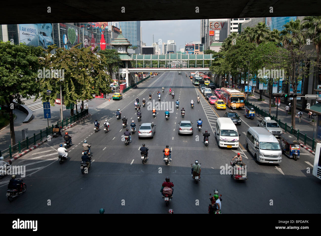 Manchmal gibt es mehr Motorräder in Bangkok Verkehr als Autos. Stockfoto