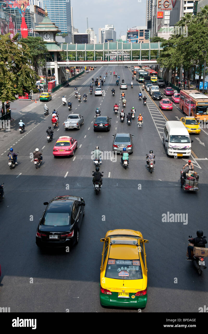 Manchmal gibt es mehr Motorräder in Bangkok Verkehr als Autos. Stockfoto