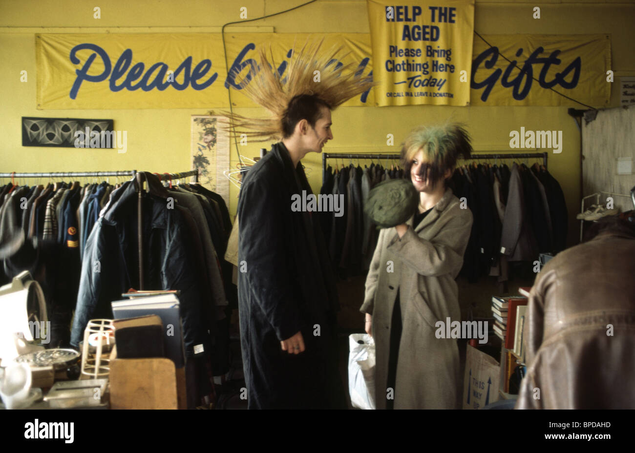 zwei Punks in einem Secondhand-Shop einkaufen Stockfoto