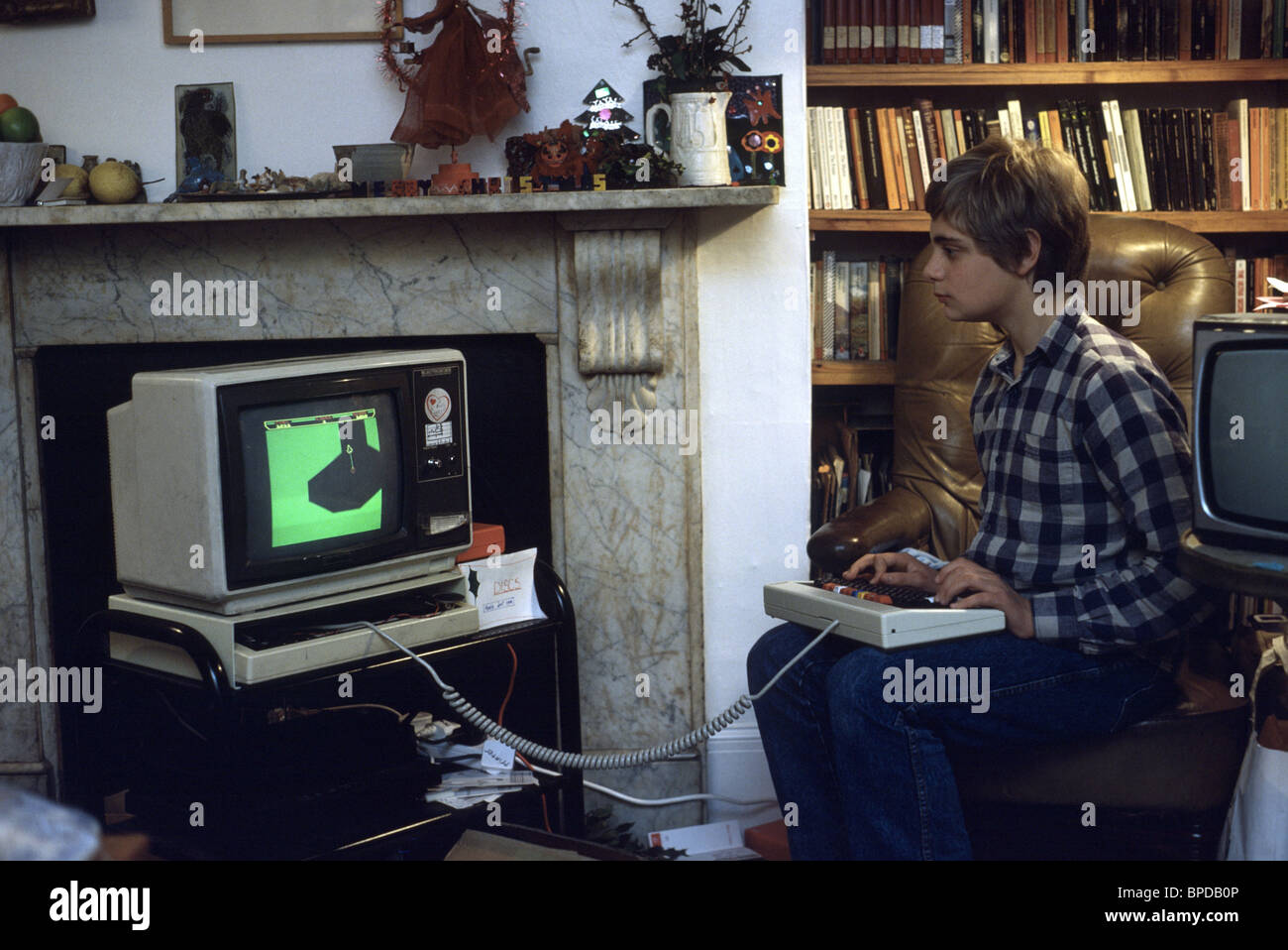 Kinder in den achtziger Jahren spielen am computer Stockfoto