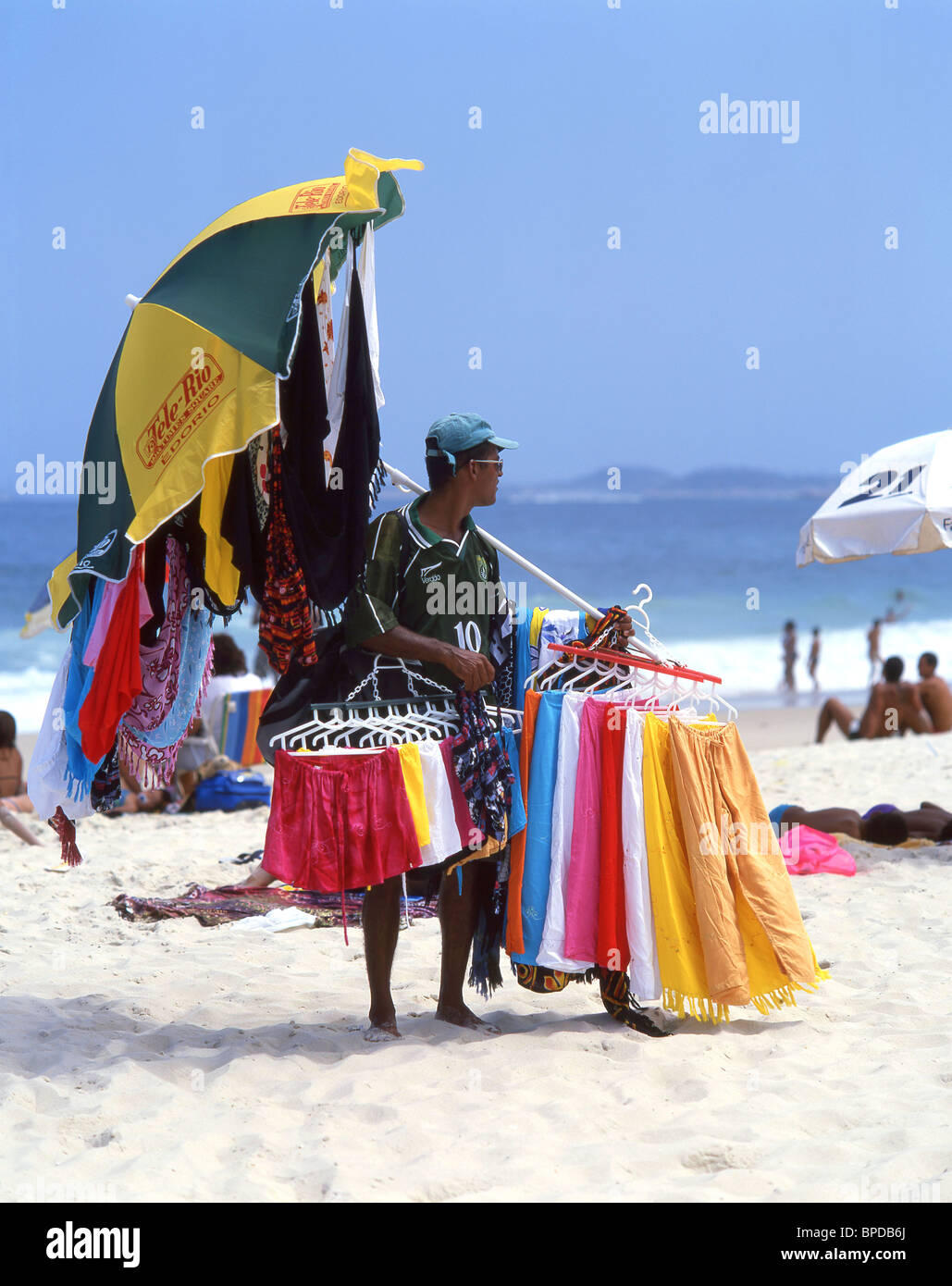 Strand-Verkäufer, die Copacabana, Rio de Janeiro, Zustand von Rio de Janeiro, Brasilien Stockfoto