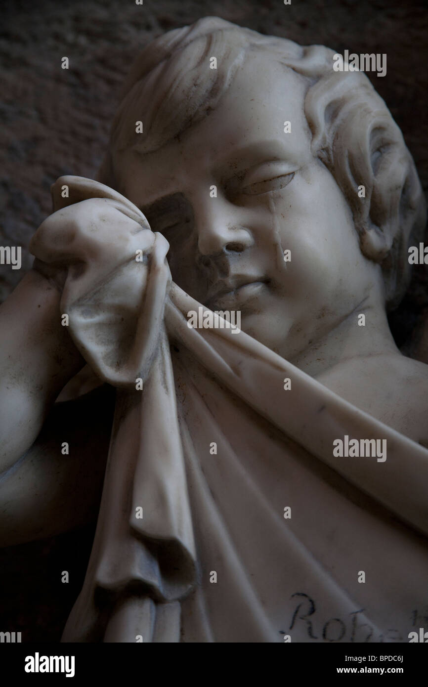 Marmorstatue auf ein Denkmal ein Kind weint, Kathedrale von Chichester, West Sussex Chichester Stockfoto