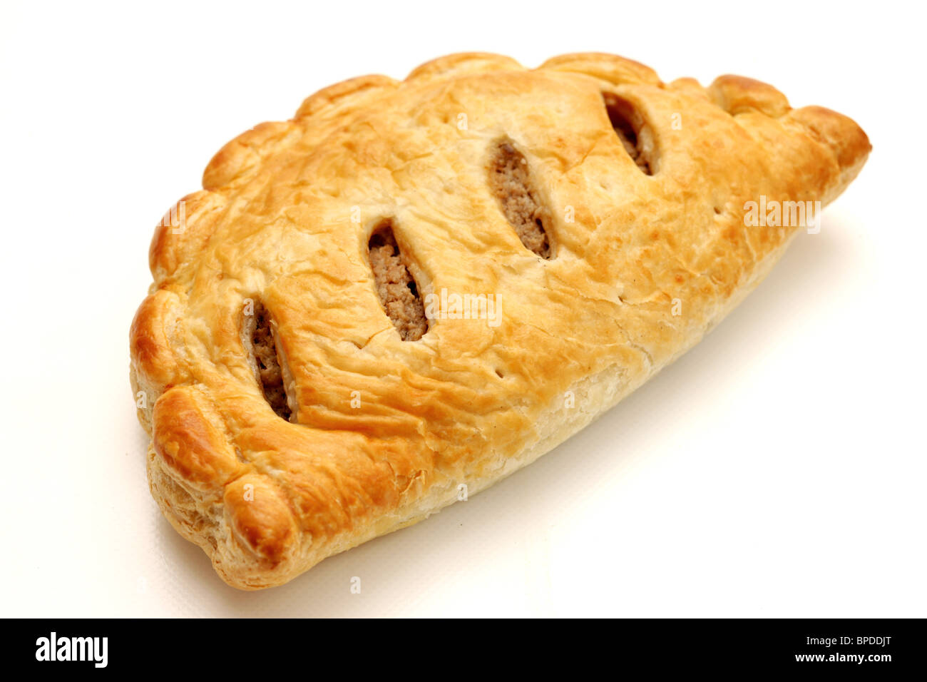 Frisch gebackene leckere Authentische Cornish Pasty vor einem weißen Hintergrund ohne Menschen und einen Freistellungspfad Stockfoto