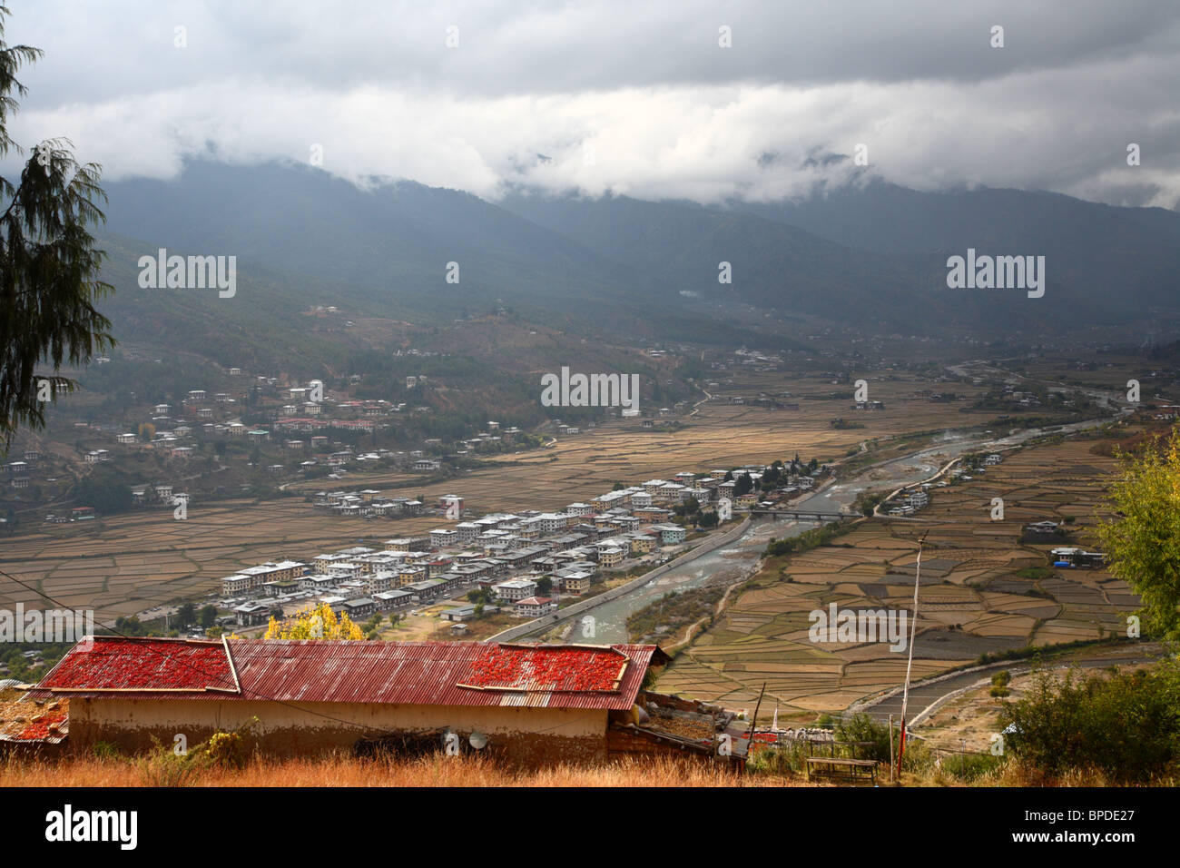Anzeigen von Paro und mit einem Dach trocknen Peperoni und das umliegende Tal-Szene in Paro, Bhutan. Stockfoto
