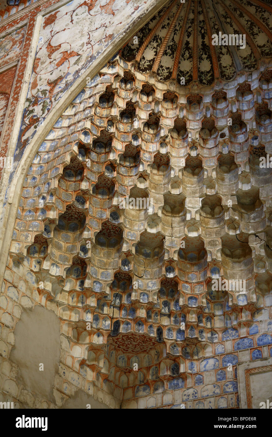 Eine dekorative und sehr geometrisch gemusterte Decke und Wände in Bokhara Madrassa, Bukhara, Uzbekistan. Stockfoto