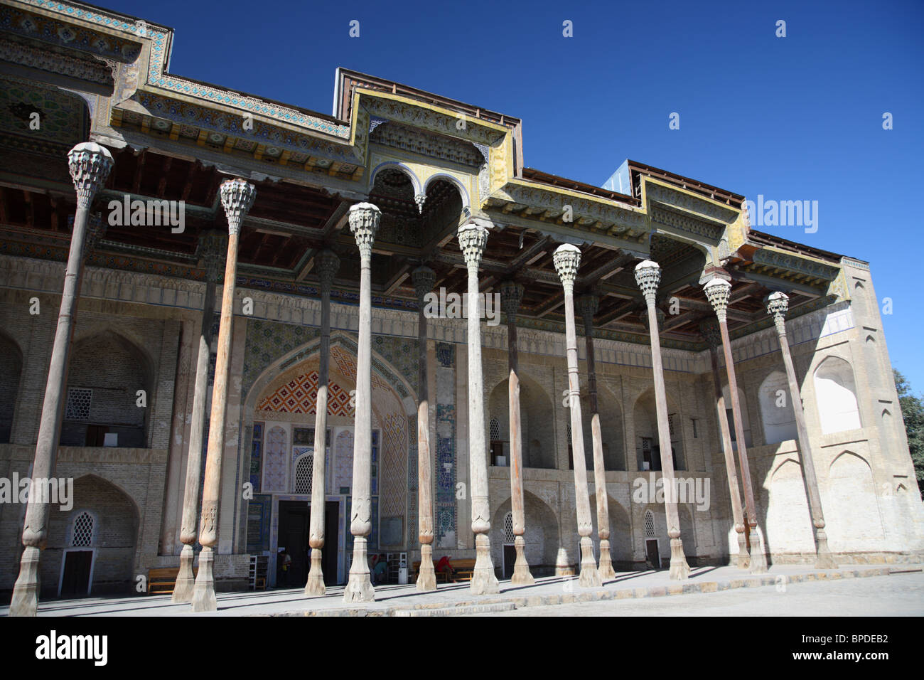 Die Säulen der Bolo Hauz Moschee in Buchara, Usbekistan. Stockfoto