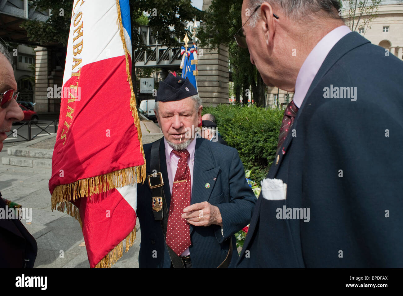 Paris, Frankreich, Senioren, Franzosen feiern das Jubiläum der Befreiung von Paris, Veteranen des Alten Krieges, Festveranstaltungen mit der Flagge auf der Straße, ältere Menschen, französischer Widerstand, Paris gedenken, Holocaust-juden im zweiten weltkrieg Stockfoto