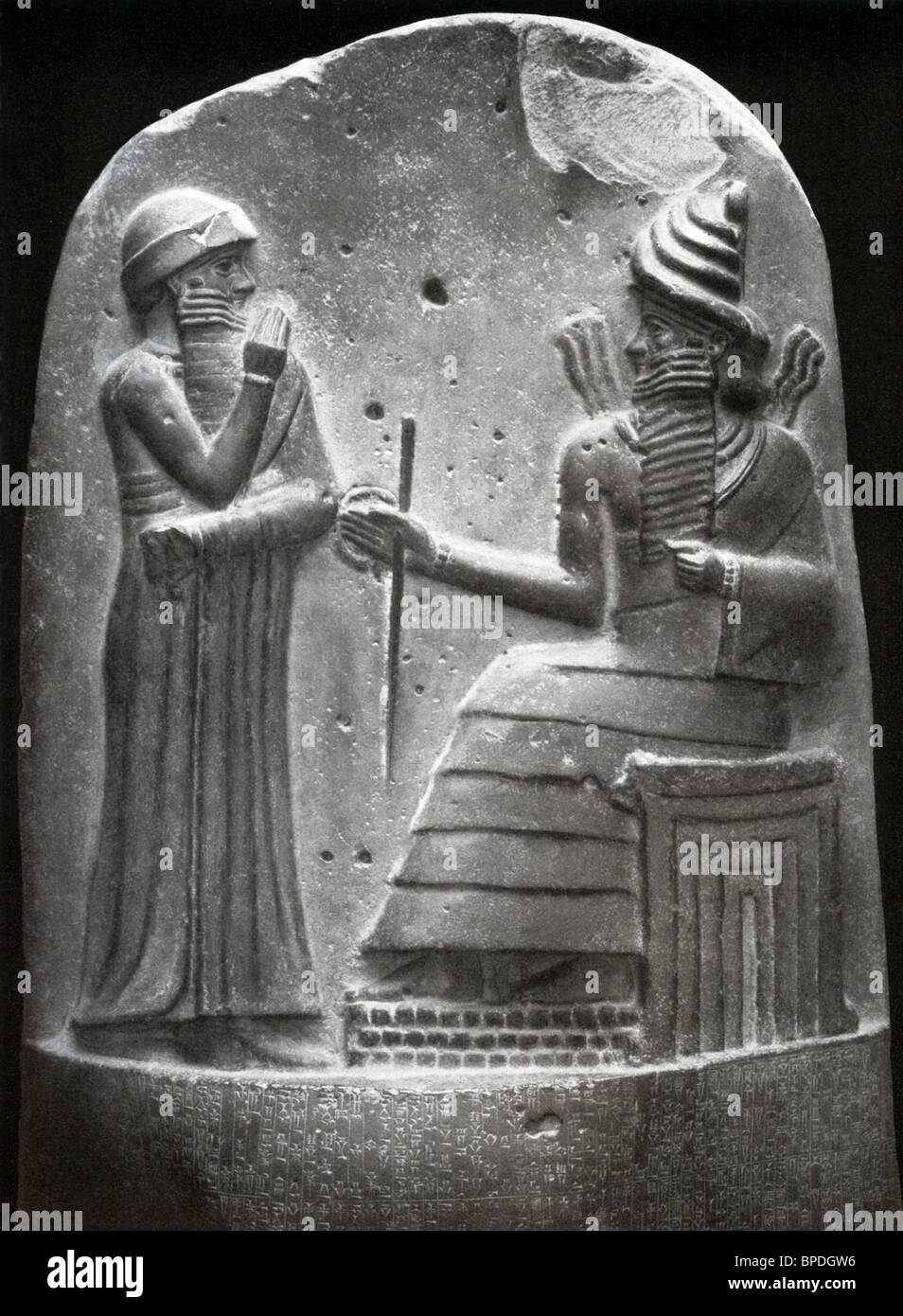 Die geformte Figur auf der linken Seite ist Hammurabi, stehend vor Dämonen, der Sonnengott und Herr des Urteils. Stockfoto