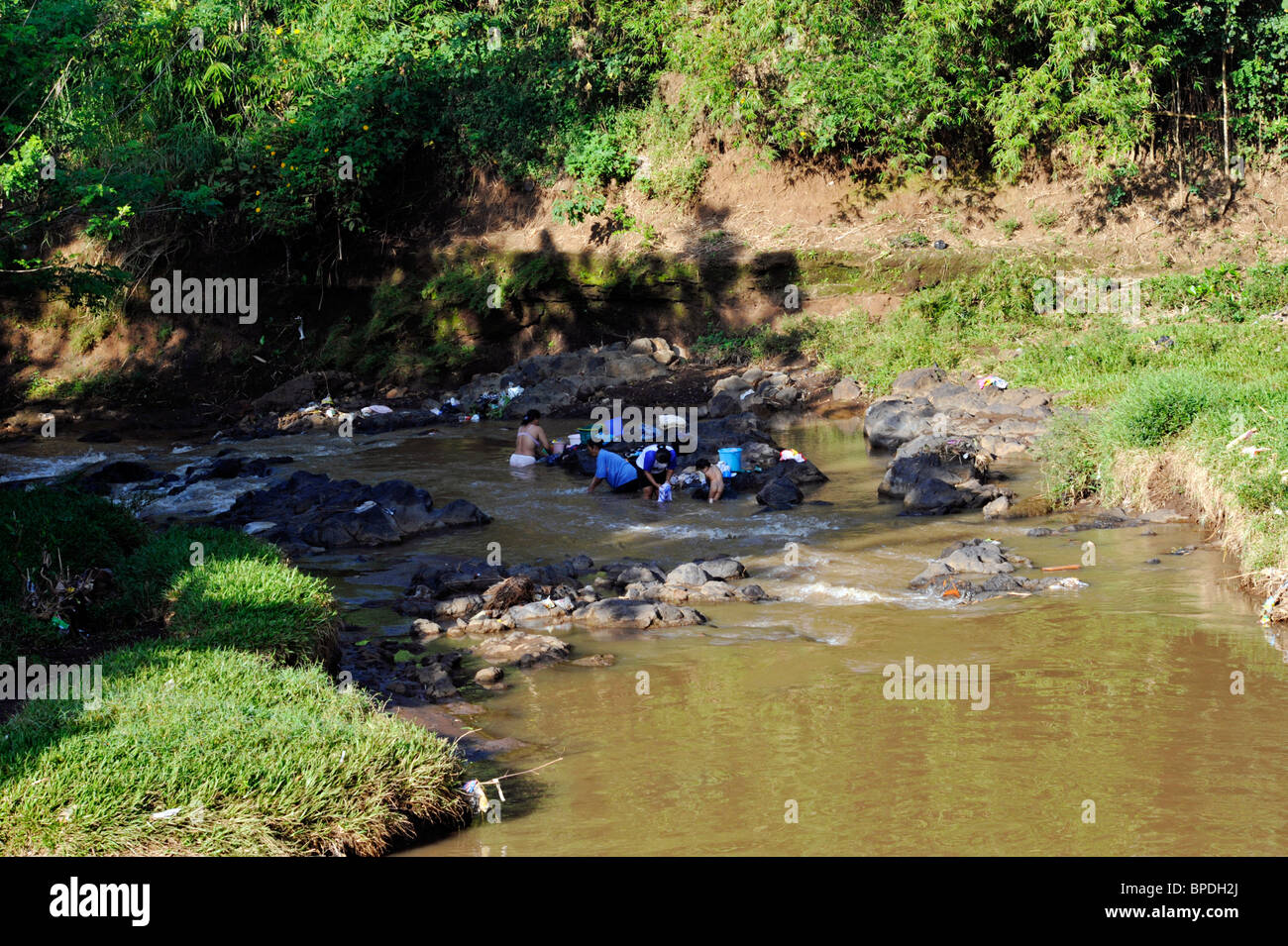 die Wäsche im örtlichen Fluss in der Nähe von Malang Java Indonesien gemeinschaftlich genutzt Stockfoto