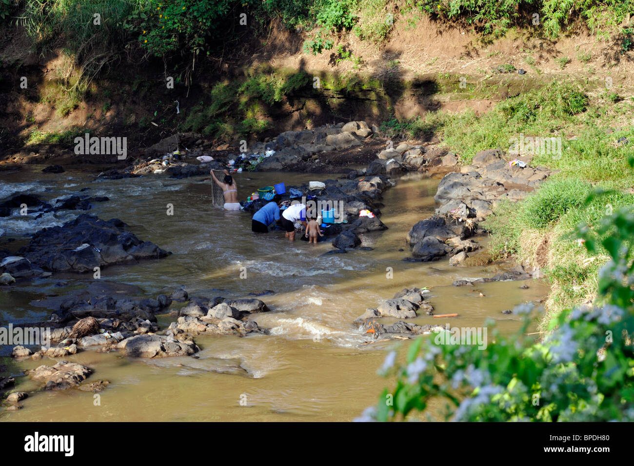 die Wäsche im örtlichen Fluss in der Nähe von Malang Java Indonesien gemeinschaftlich genutzt Stockfoto