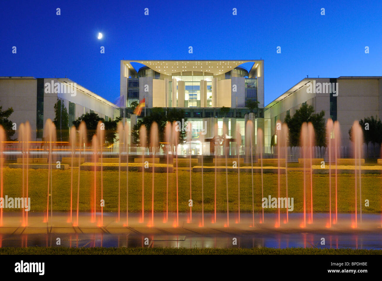 Bundeskanzleramt, Bundeskanzleramt, mit Brunnen und der Mond, Bonns Regierungsviertel, Berlin, Deutschland, Europa. Stockfoto