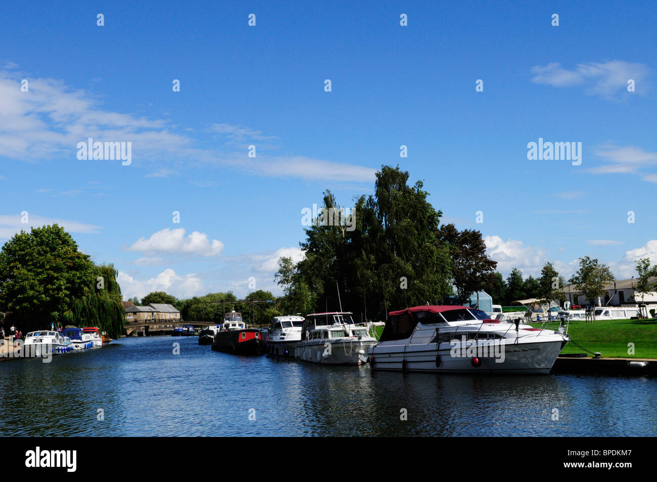 Kreuzfahrt Boote auf dem Fluss Great Ouse am Yachthafen in Ely, Cambridgeshire, England, UK Stockfoto