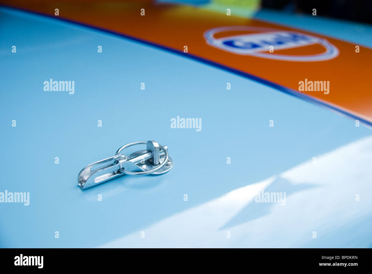 Motorhaube des Rennwagens in klassischen Gulf Oil-Lackierung mit Riegel und Sicherungsstift. Stockfoto