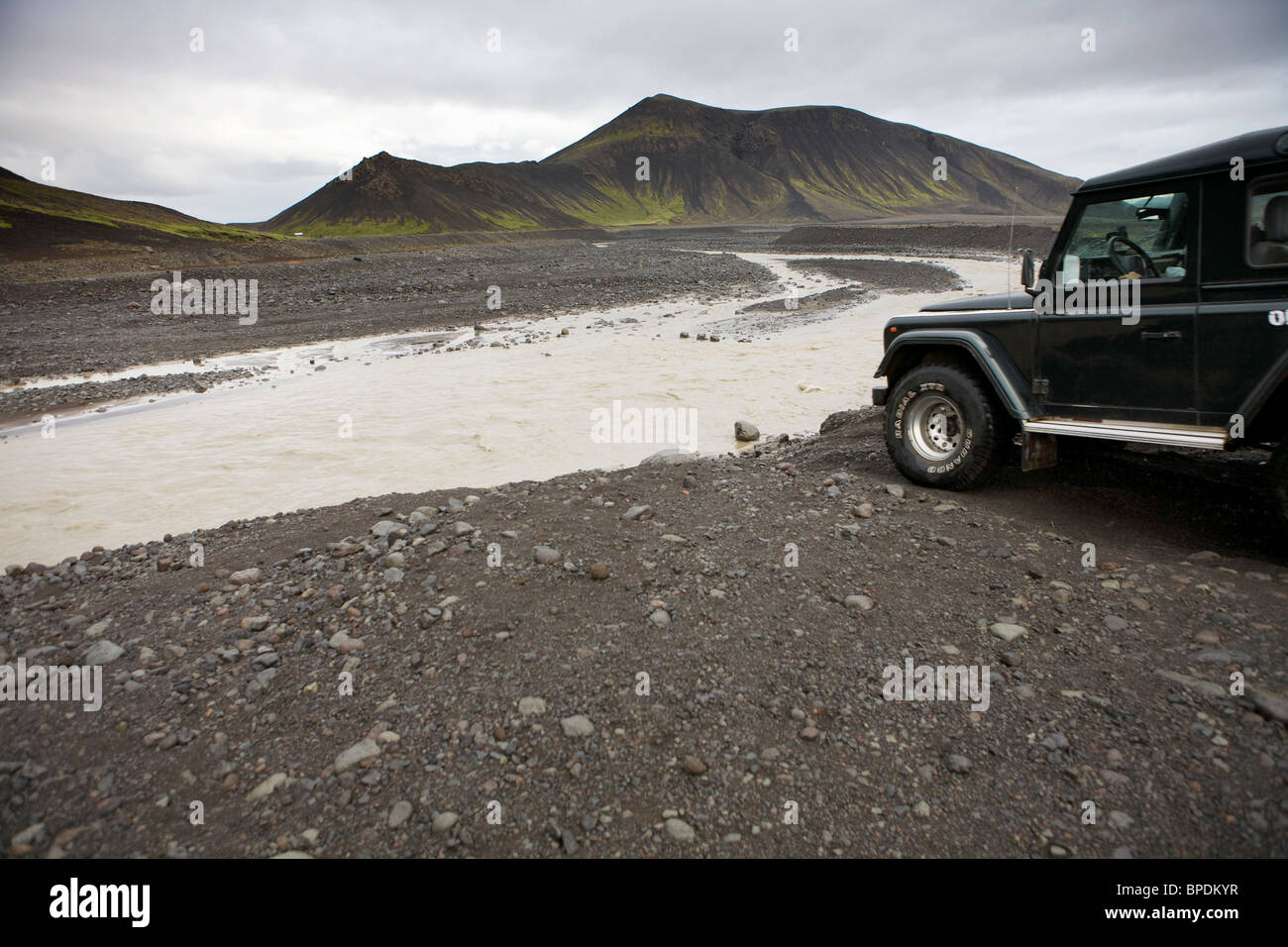Land Rover 90 300 TDI, fording Gletscherfluss im inneren Hochland von Island Stockfoto