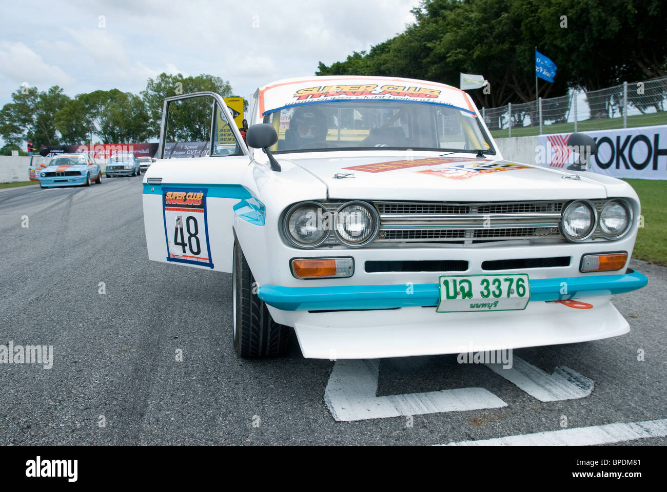 Klassische Datsun Pickup-Truck in der Startaufstellung der Oldtimer-Rennen am Bira Circuit, Pattaya, Chonburi, Thailand. Stockfoto