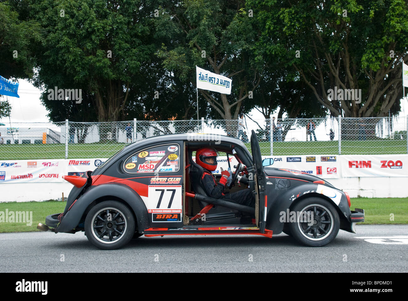 Vintage, matt schwarz, VW-Käfer in der Startaufstellung der Oldtimer-Rennen Stockfoto