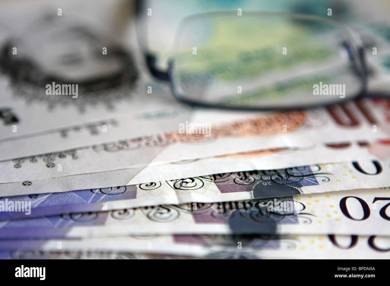 Teil eines Paares Brille ruht auf unterschiedliche Bezeichnung Sterling Notizen Stockfoto