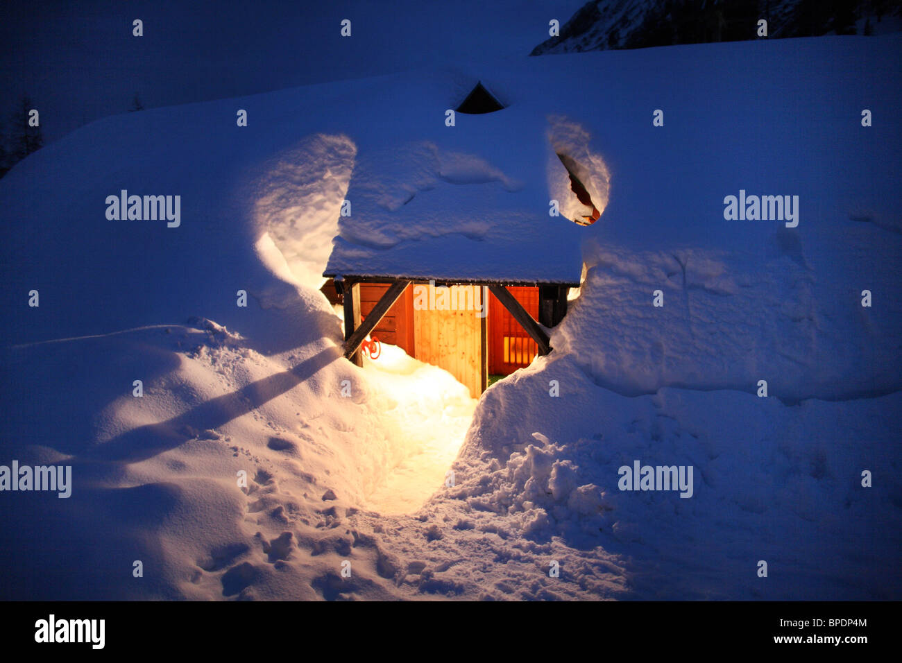 Holzhütte unter Schneemassen, Startstelle, Österreich Stockfoto