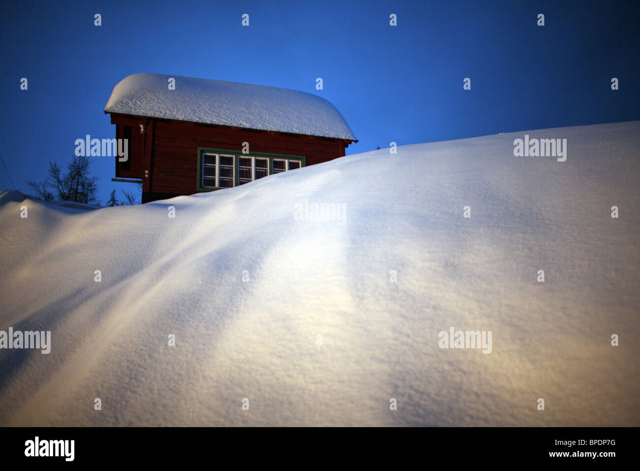 Idyllisches Winterbild einer verschneiten Hütte Startstelle, Österreich Stockfoto