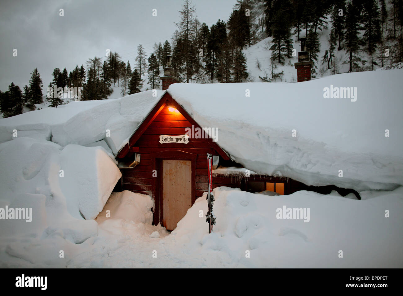 Holzhütte unter Schneemassen, Startstelle, Österreich Stockfoto