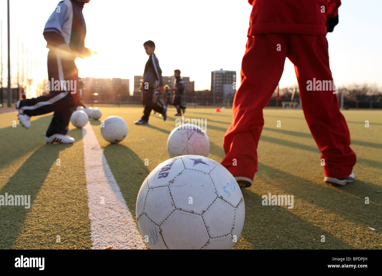 Kinder im Fußball-Praxis, Berlin, Deutschland Stockfoto